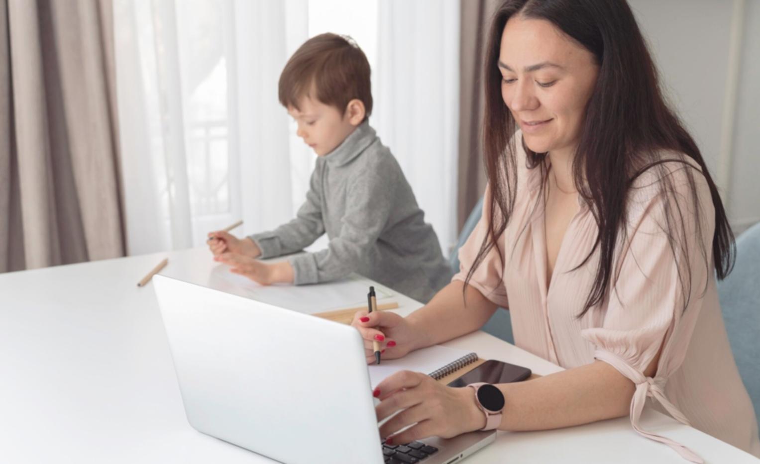 Espace de travail organisé avec documents budgétaires et outils de planification